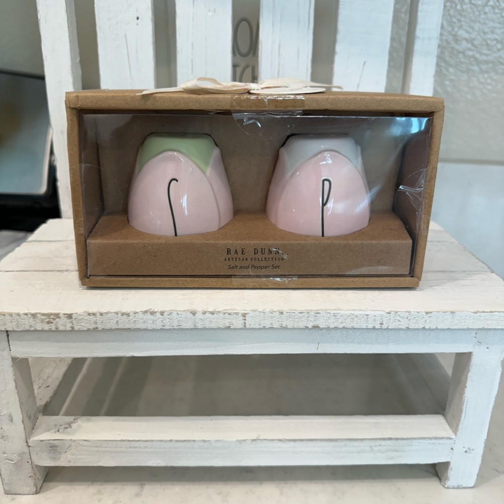 Rae Dunn Tulip salt & pepper shakers